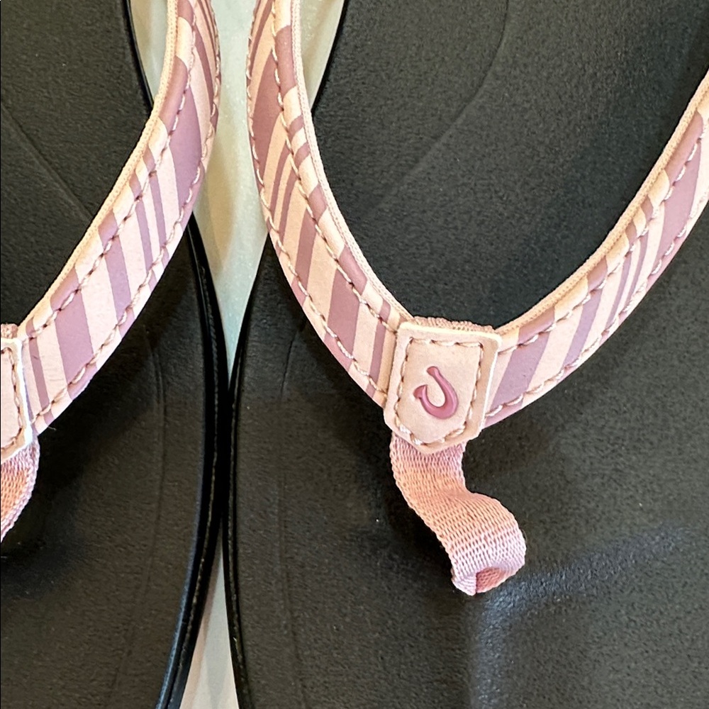 New Olukai Women’s Kulapa Kai Pink/Black Flip Flops. Size 8. - Picture 2 of 5